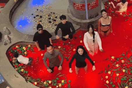 Du khách Việt tắm trong 'nồi lẩu' khổng lồ đầy ớt, nhiều người tưởng AI