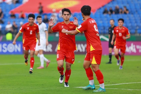 U23 Việt Nam được "tặng quà", Văn Khang xé lưới U23 Kyrgyzstan trên chấm penalty