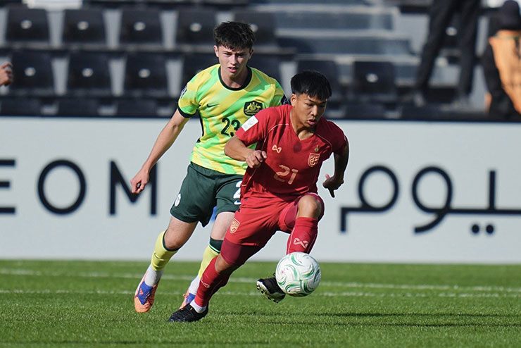 U23 Thái Lan (áo đỏ) dẫn trước nhưng thua ngược U23 Australia