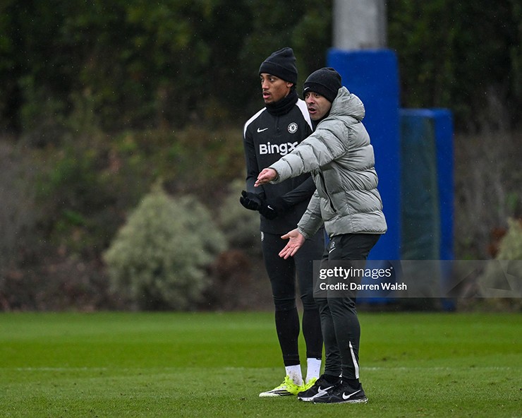 Buổi tập ra mắt của HLV Rosenior tại Chelsea, fan bất ngờ tranh cãi dữ dội - 7