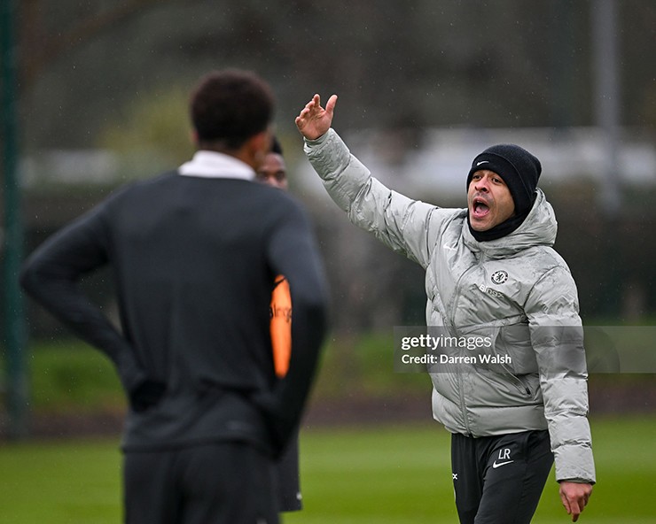 Buổi tập ra mắt của HLV Rosenior tại Chelsea, fan bất ngờ tranh cãi dữ dội - 8