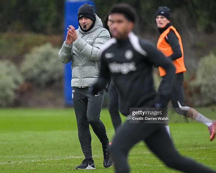 Buổi tập ra mắt của HLV Rosenior tại Chelsea, fan bất ngờ tranh cãi dữ dội - 10