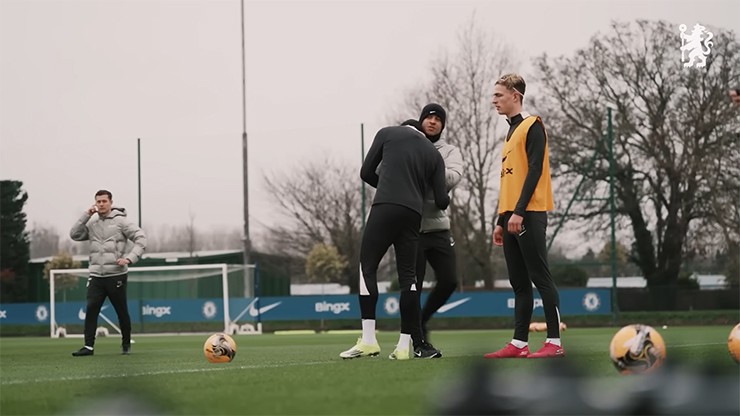 Buổi tập ra mắt của HLV Rosenior tại Chelsea, fan bất ngờ tranh cãi dữ dội - 6