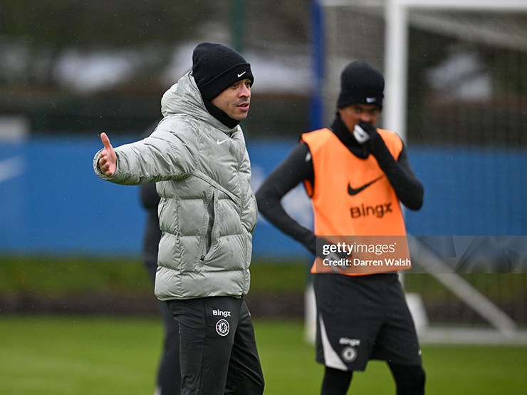 Liam Rosenior chỉ đạo các cầu thủ trong buổi tập đầu tiên cùng Chelsea
