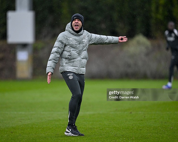 Buổi tập ra mắt của HLV Rosenior tại Chelsea, fan bất ngờ tranh cãi dữ dội - 2