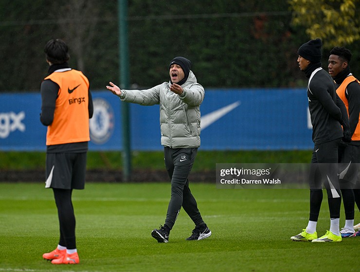Buổi tập ra mắt của HLV Rosenior tại Chelsea, fan bất ngờ tranh cãi dữ dội - 3