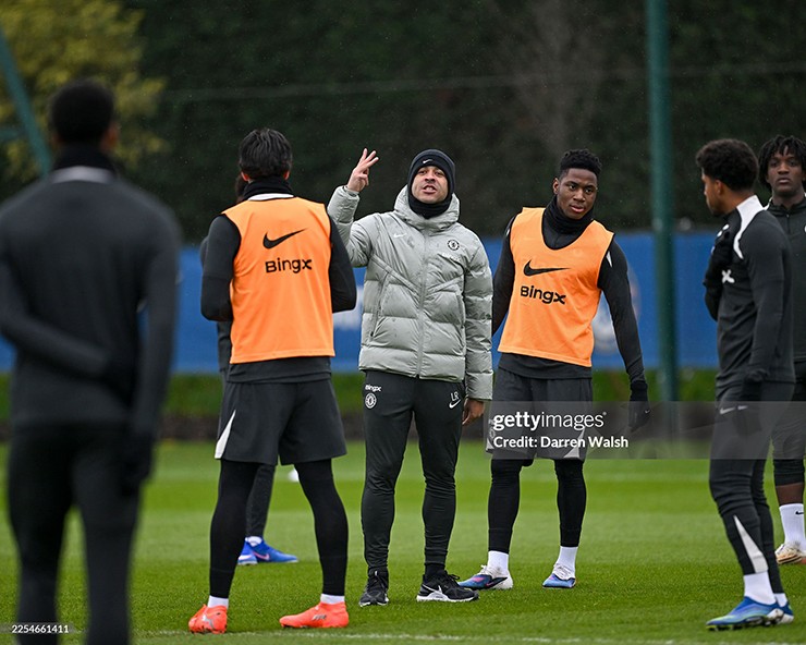 Buổi tập ra mắt của HLV Rosenior tại Chelsea, fan bất ngờ tranh cãi dữ dội - 4