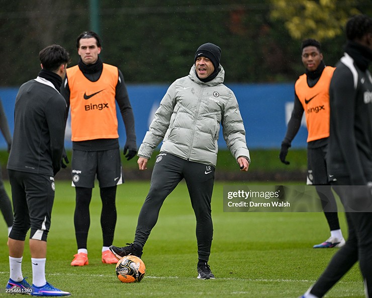 Rosenior nỗ lực kết nối với các học trò mới trong ngày ra mắt Stamford Bridge