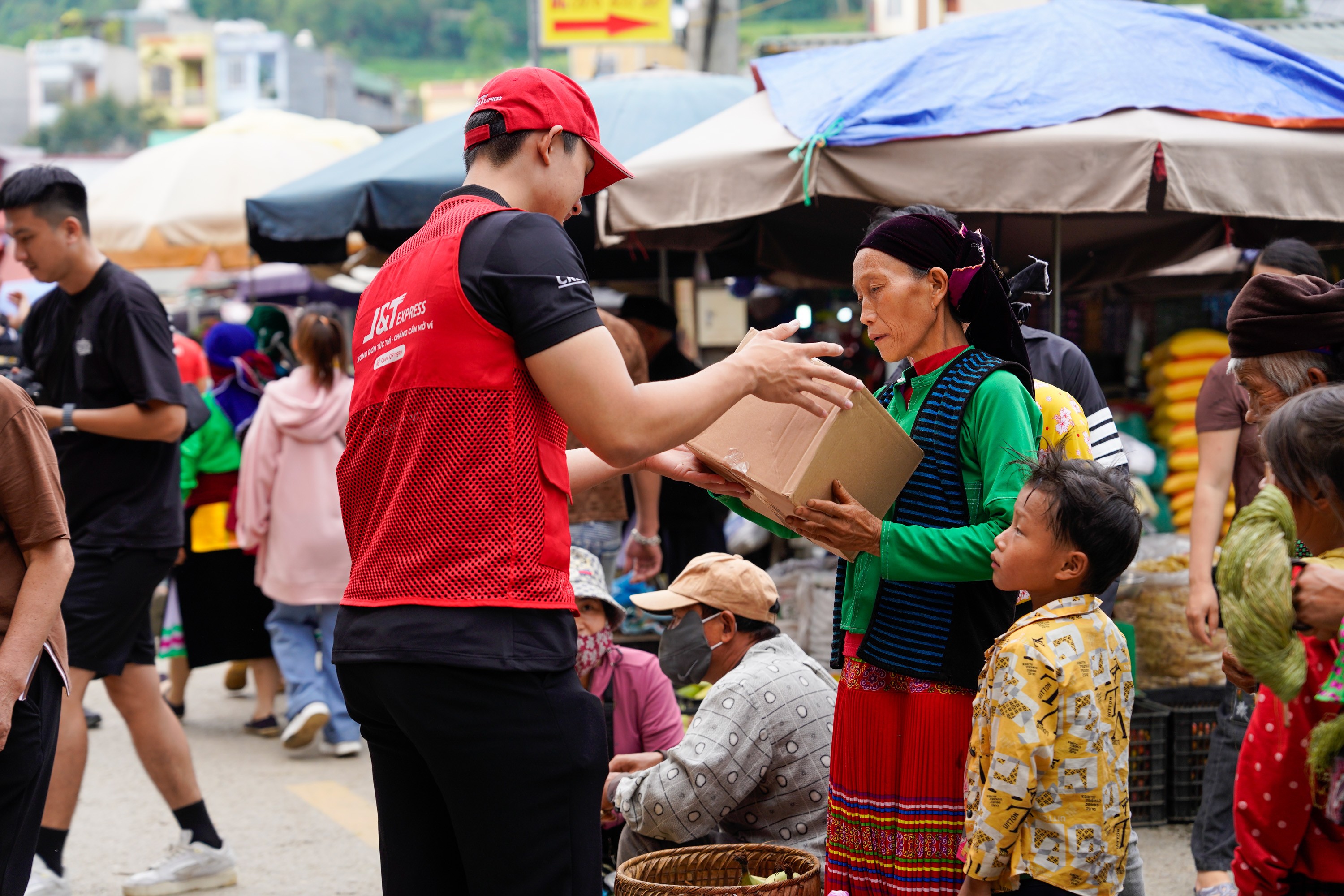 Khách hàng yên tâm khi trải nghiệm dịch vụ của J&T Express