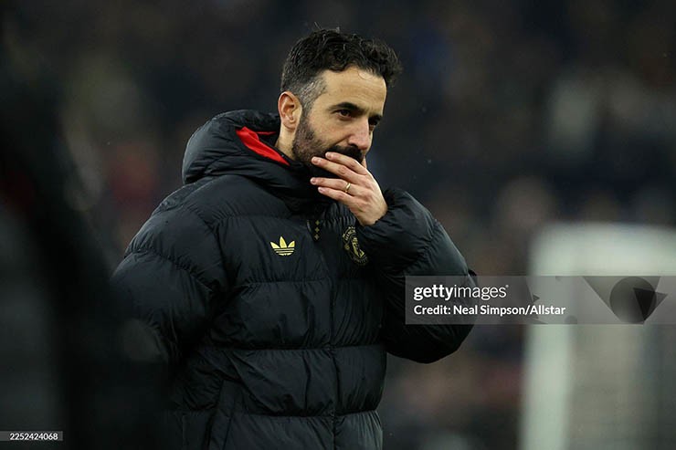 HLV Amorim chia tay MU gây tranh cãi