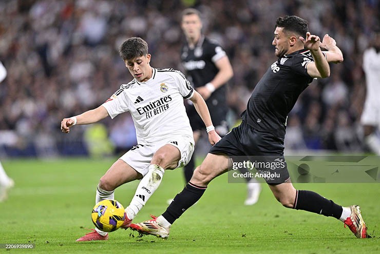 Guler (áo trắng) đang được Arsenal theo đuổi