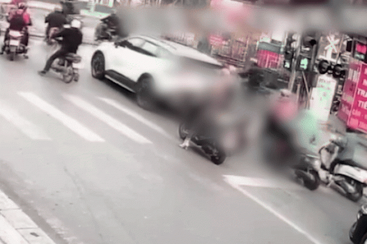 Ôtô tông nhiều xe máy khi dừng chờ tàu hỏa