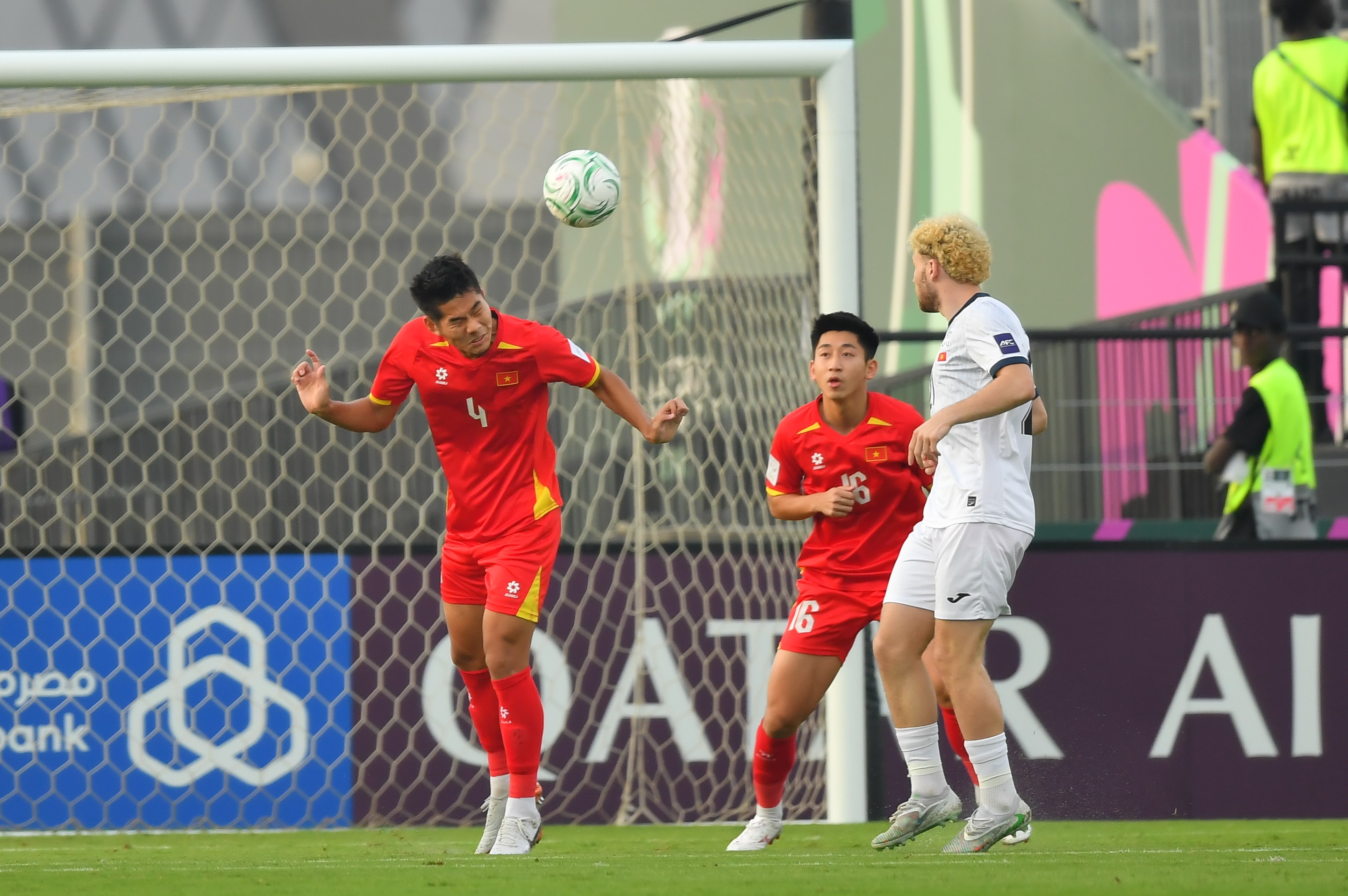 U23 Việt Nam chơi khá cẩn trọng sau khi dẫn trước, hóa giải nhiều pha tấn công của U23 Kyrgyzstan