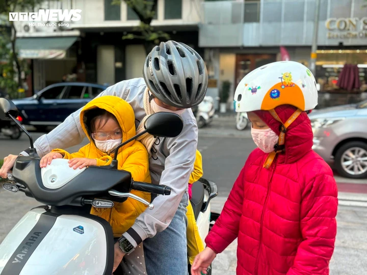 Người dân ra đường với trang phục ấm áp hơn thường lệ. (Ảnh: Phan Nga)