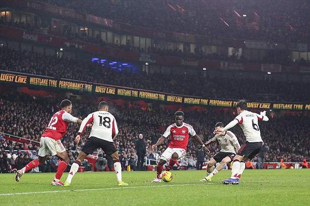 Cầu thủ Liverpool tập trung rất đông nhằm ngăn đường đột phá của Saka