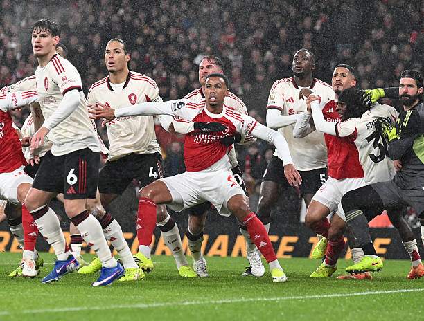 Các pha bóng cố định của Arsenal cũng không gây khó được Liverpool