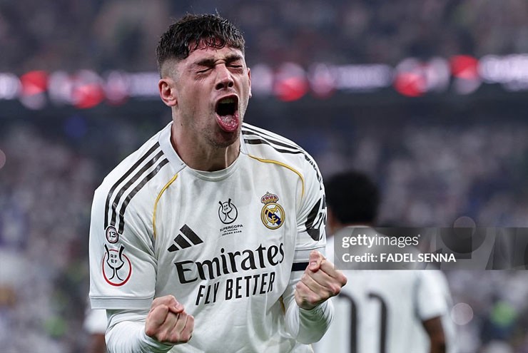 Valverde làm cầu trường bùng nổ