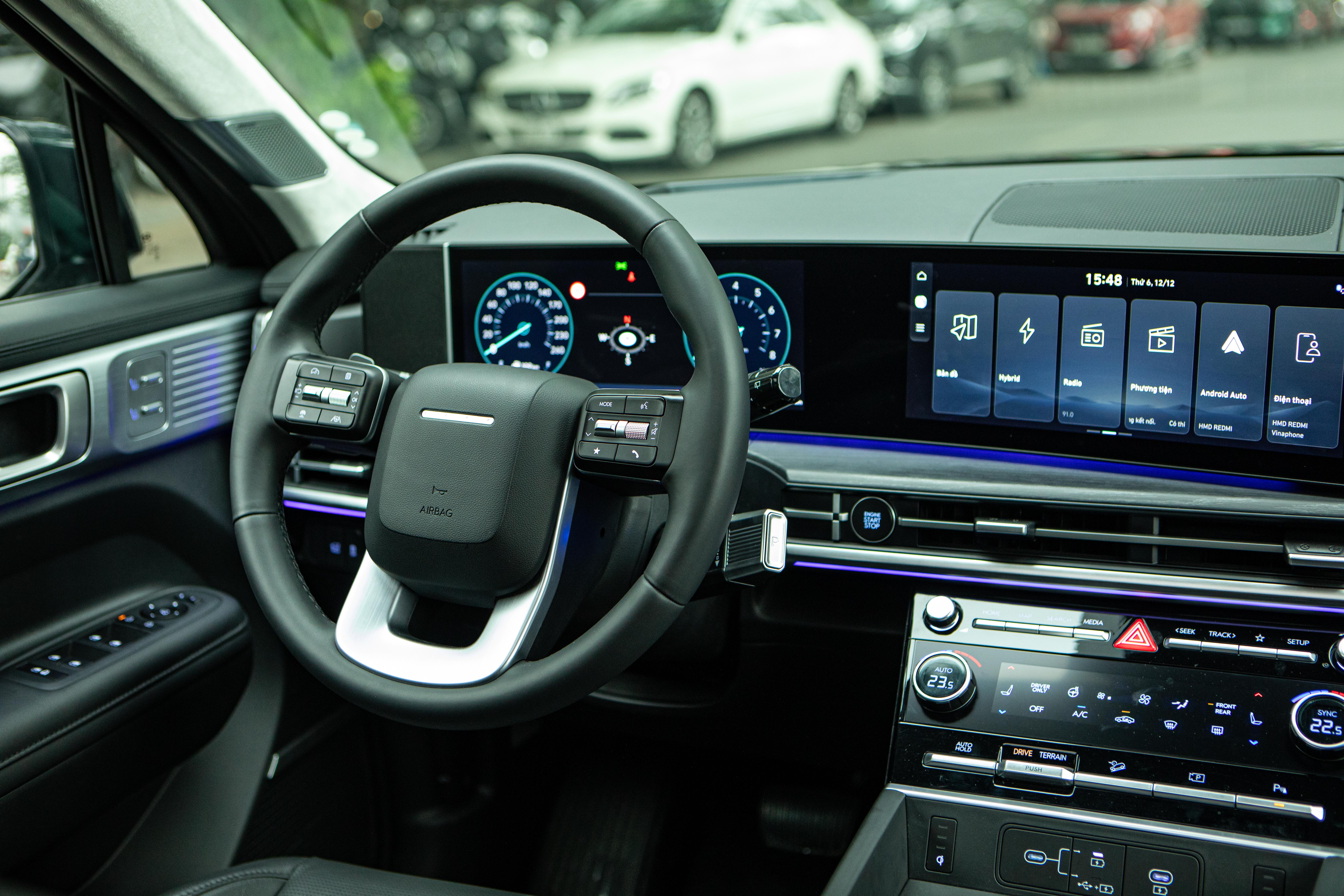 Khoang nội thất SantaFe Hybrid tuân theo nguyên lý HMI, lấy người dùng làm trung tâm.