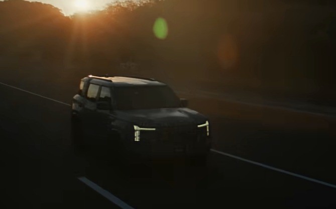 Hình ảnh mẫu xe Mitsubishi Pajero&nbsp;chạy thử trên đường.