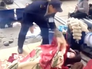 Bệnh viện Bạch Mai yêu cầu cho thôi việc bảo vệ "ném chăn" người nhà bệnh nhân khi trời giá rét