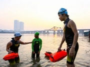 Hà Nội rét 8 độ C, người dân vẫn ngâm mình bơi lội trên sông Hồng suốt cả giờ