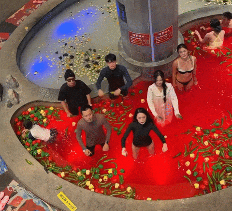 Du khách Việt tắm trong 'nồi lẩu' khổng lồ đầy ớt, nhiều người tưởng AI - 1