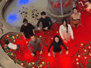 Du khách Việt tắm trong 'nồi lẩu' khổng lồ đầy ớt, nhiều người tưởng AI