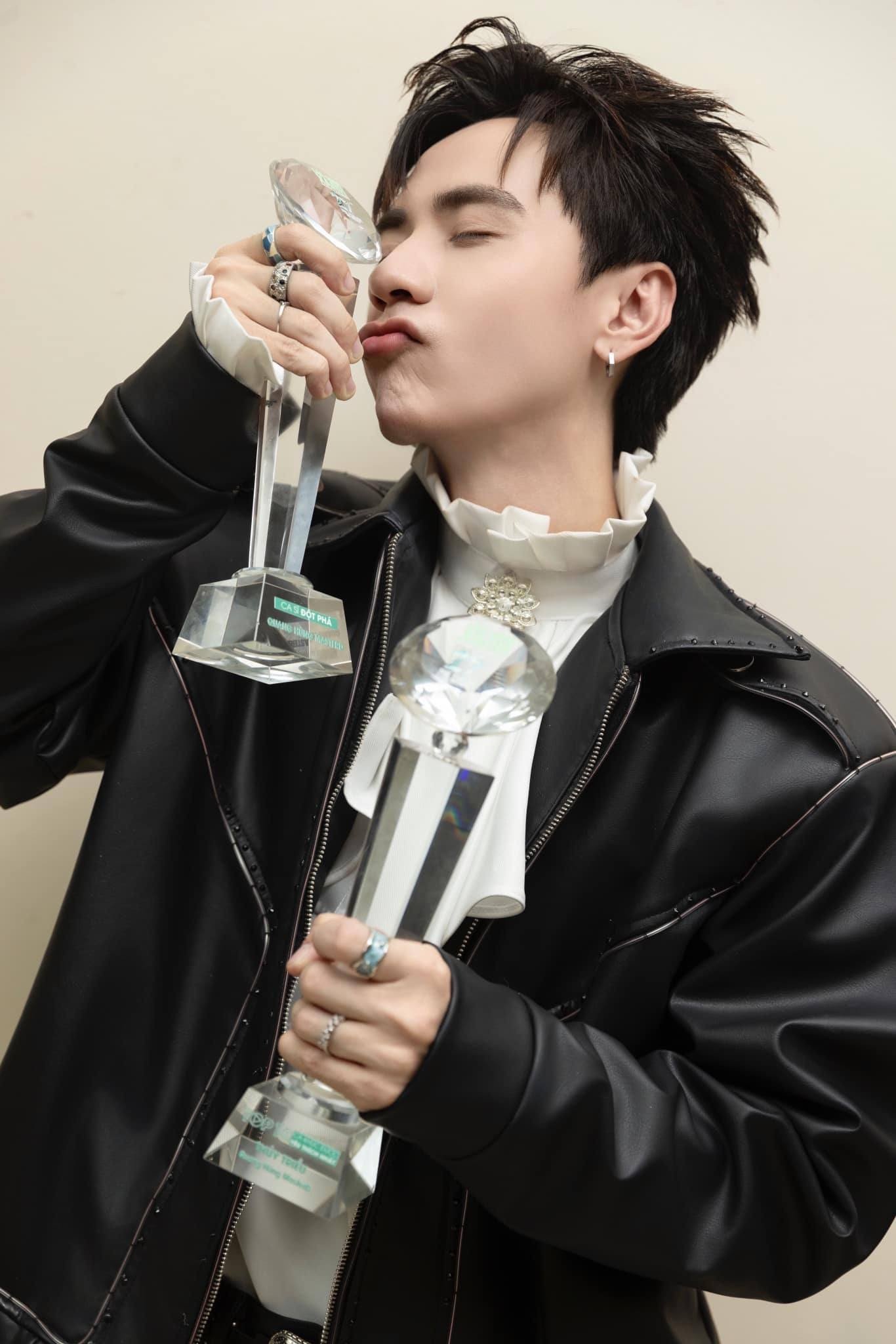 Fan cật lực đổ tiền mua bình chọn để thần tượng thắng giải.