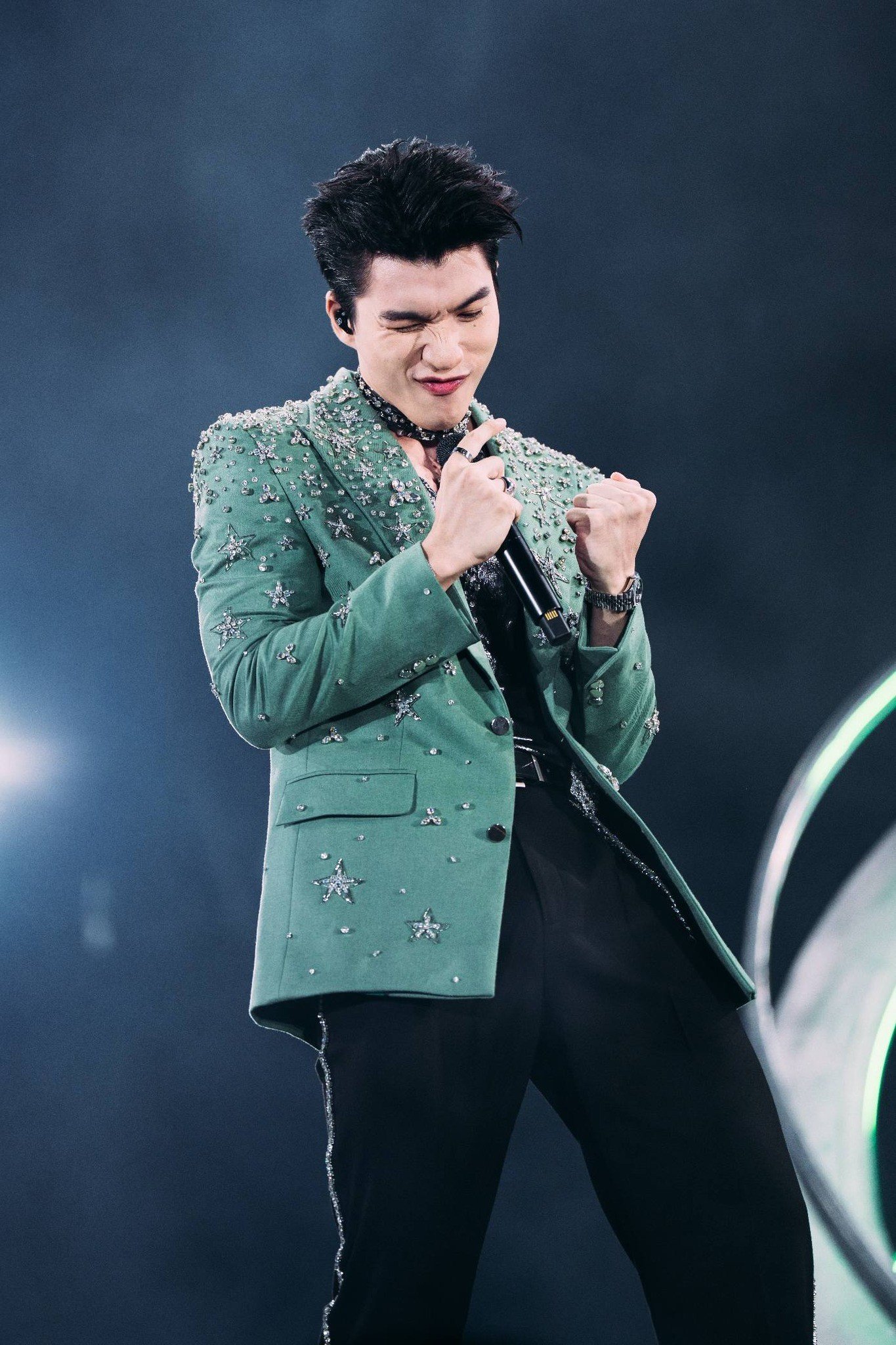 Fan cật lực đổ tiền mua bình chọn để thần tượng thắng giải.