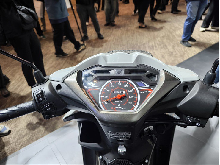 Honda Wave 110 Thái thế hệ mới trình làng: Tích hợp CBS, vẫn "ăn xăng như ngửi" - 3