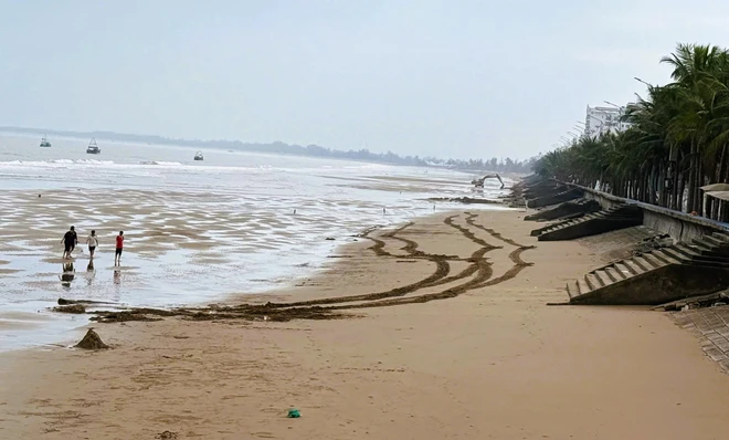 Cảnh bãi biển Hải Tiến khi còn và khi không còn 5 cánh tay "khổng lồ"