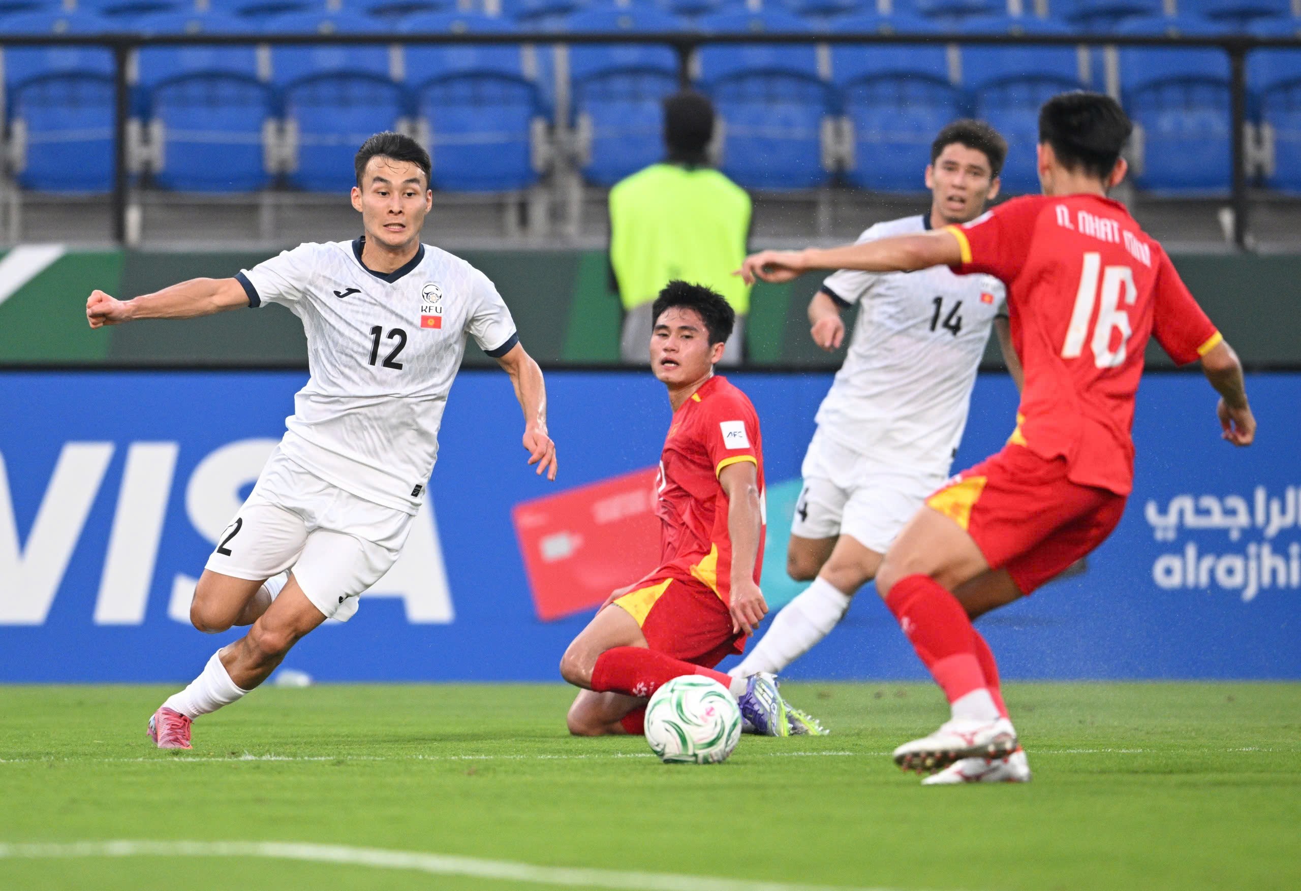 Tuy nhiên thế trận vẫn nghiêng về U23 Việt Nam, dù số cơ hội bỏ lỡ cũng là khá nhiều