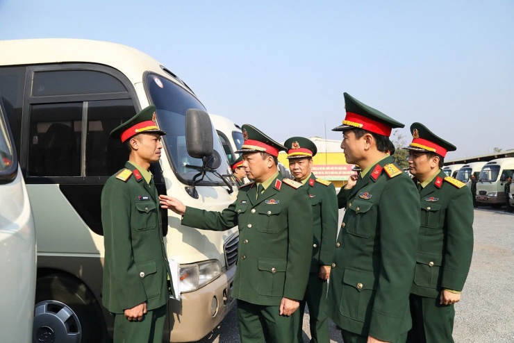 Lãnh đạo Tổng cục Hậu cần - Kỹ thuật động viên các chiến sĩ tham gia tập huấn, huấn luyện lái xe thực hiện nhiệm vụ.