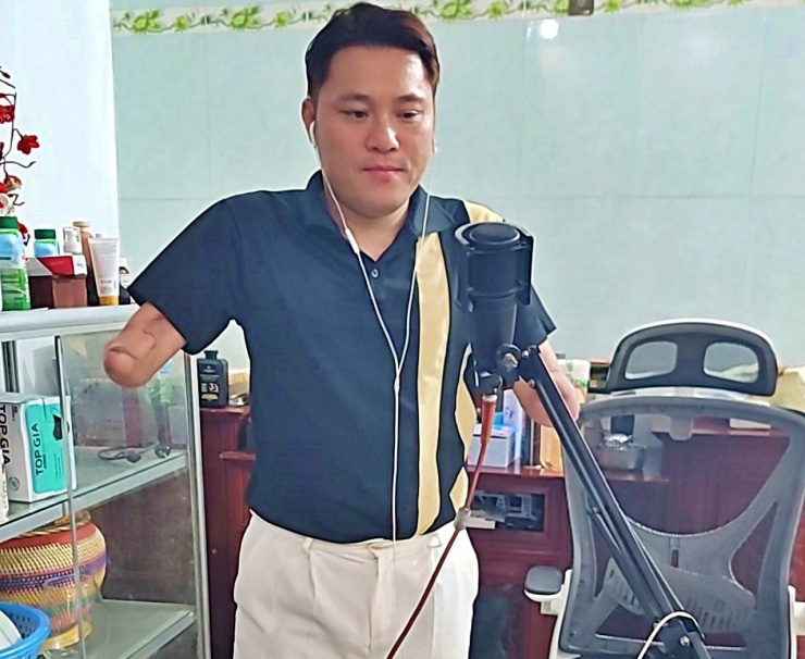 Anh Tuấn được cộng đồng mạng xem như một ca sĩ nghiệp dư có chất giọng ngọt ngào khi hát trực tuyến trên mạng xã hội. Ảnh: NVCC