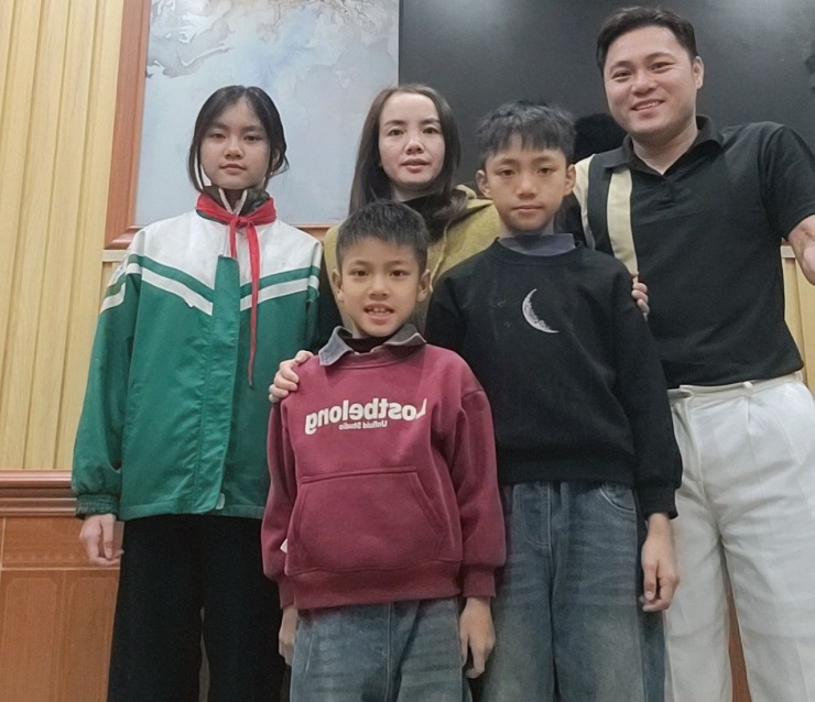 Gia đình nhỏ hạnh phúc của "chàng ca sĩ không tay". Ảnh: NVCC