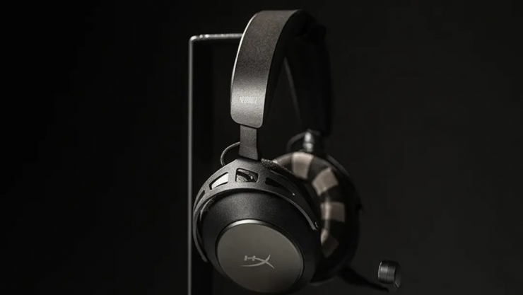 Ở một hướng khác, tai nghe tích hợp cảm biến não của Neurable và HyperX cho thấy AI không chỉ theo dõi hành vi, mà còn đọc được trạng thái nhận thức. Thiết bị này đo mức độ tập trung và mệt mỏi tinh thần thông qua tín hiệu điện não, từ đó điều chỉnh trải nghiệm chơi game hoặc làm việc. Dù được giới thiệu cho game thủ, công nghệ này mở ra khả năng đo lường và tối ưu hóa năng lực tư duy con người theo thời gian thực.