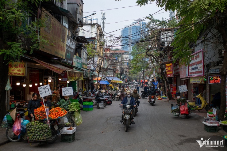 UBND TP Hà Nội vừa ban hành kế hoạch giải tỏa 231 chợ cóc, điểm kinh doanh tự phát trên địa bàn thành phố. Trong đó, 75 chợ cóc nhóm 1 sẽ được xử lý trong tháng 1/2026. Ghi nhận của PV VietNamNet trong những ngày vừa qua tại các chợ thuộc nhóm 1 cho thấy, tình trạng họp chợ từ sáng đến tối trên vỉa hè vẫn diễn ra, lòng đường bị chiếm dụng làm nơi buôn bán.