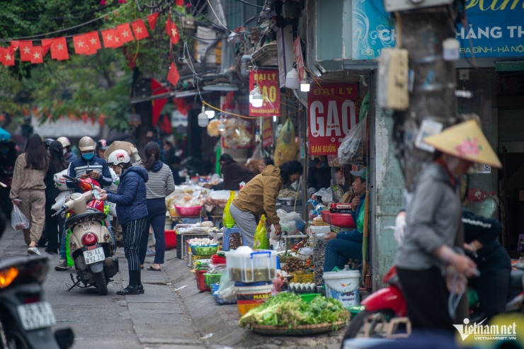 Tại khu vực tập thể Thành Công (cổng sau Trường Mầm non Thành Công, phường Giảng Võ), hoạt động mua bán diễn ra nhộn nhịp suốt cả ngày, kéo dài từ đầu đến cuối phố. Hiện khu vực này tồn tại khoảng 135 hộ kinh doanh tự phát, buôn bán nhỏ lẻ và được xếp vào nhóm 1, sẽ được xử lý trước ngày 30/1/2026.