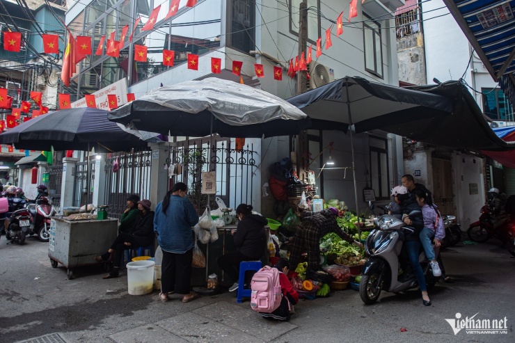 Là khu vực tập trung nhiều cơ quan, trường học nên nhu cầu mua sắm thực phẩm của người dân luôn ở mức cao. Chính vì vậy, dọc khắp con phố và cho đến các con ngõ đều xuất hiện sạp hàng bày bán, chiếm dụng không gian và làm mất mỹ quan đô thị. "Mỗi lần có việc phải di chuyển qua đây tôi rất khó chịu vì lòng đường bị lấn chiếm. Càng vào giờ cao điểm hoạt động mua bán càng diễn ra nhiều, có những lúc gây ùn tắc không đi nổi", anh Nguyễn Tiến (người dân phường Cầu Giấy) chia sẻ.