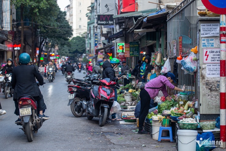 Tình trạng tương tự cũng diễn ra tại khu vực phố Trần Quốc Vượng (phường Cầu Giấy), các sạp hàng bày bán khắp nơi tạo nên chợ cóc. Hoạt động mua bán chiếm dụng vỉa hè và lòng đường, phương tiện dừng, đỗ tùy tiện, gây cảnh nhốn nháo thường xuyên tại đây.