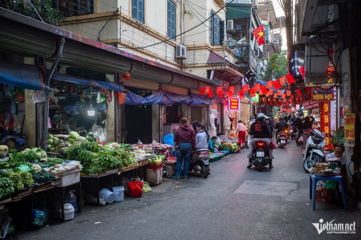 Khu vực ngõ 43 Trung Kính (phường Trung Hòa) từ nhiều năm nay đã dần biến thành chợ cóc tự phát. Người bán bày hàng hóa tràn lan, lấn chiếm lòng đường, người mua dừng xe tùy tiện để lựa chọn và mua hàng hóa, khiến khu vực luôn trong tình trạng lộn xộn, mất trật tự.