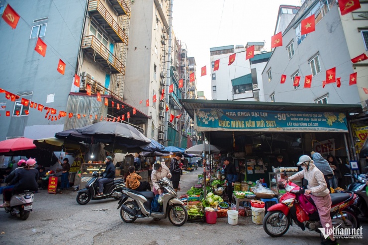 Một khu chợ cóc khác không nằm trong danh sách tại ngõ 44 Trần Thái Tông (cổng làng Cốm Vòng) với hàng chục sạp hàng, quán trà đá, thực phẩm. Cả một khu vực cổng làng rộng rãi thoáng đãng trở thành nơi buôn bán, đỗ xe.