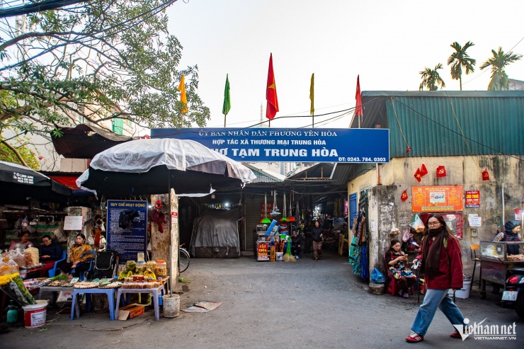 Điều đáng chú ý là trên ngõ này đã có hai khu chợ được quy hoạch và quản lý theo đúng quy định, gồm chợ Trung Kính và chợ tạm Trung Hòa. Trái ngược với tình trạng hoạt động thưa thớt bên trong các chợ chính thức, các sạp hàng buôn bán tự phát trên vỉa hè bên ngoài lại tập trung đông đúc, nhộn nhịp, gây mất trật tự và ảnh hưởng đến mỹ quan đô thị.