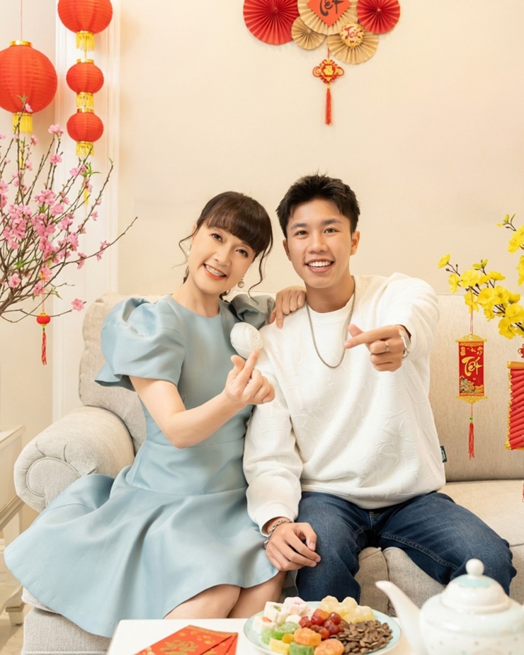 Nghệ sĩ chụp cùng con trai tại nhà riêng.