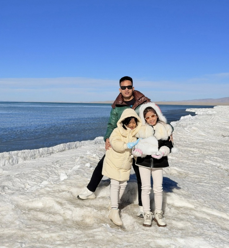 Hai con gái của anh Tuấn phấn khích khi thấy băng tuyết trắng xóa