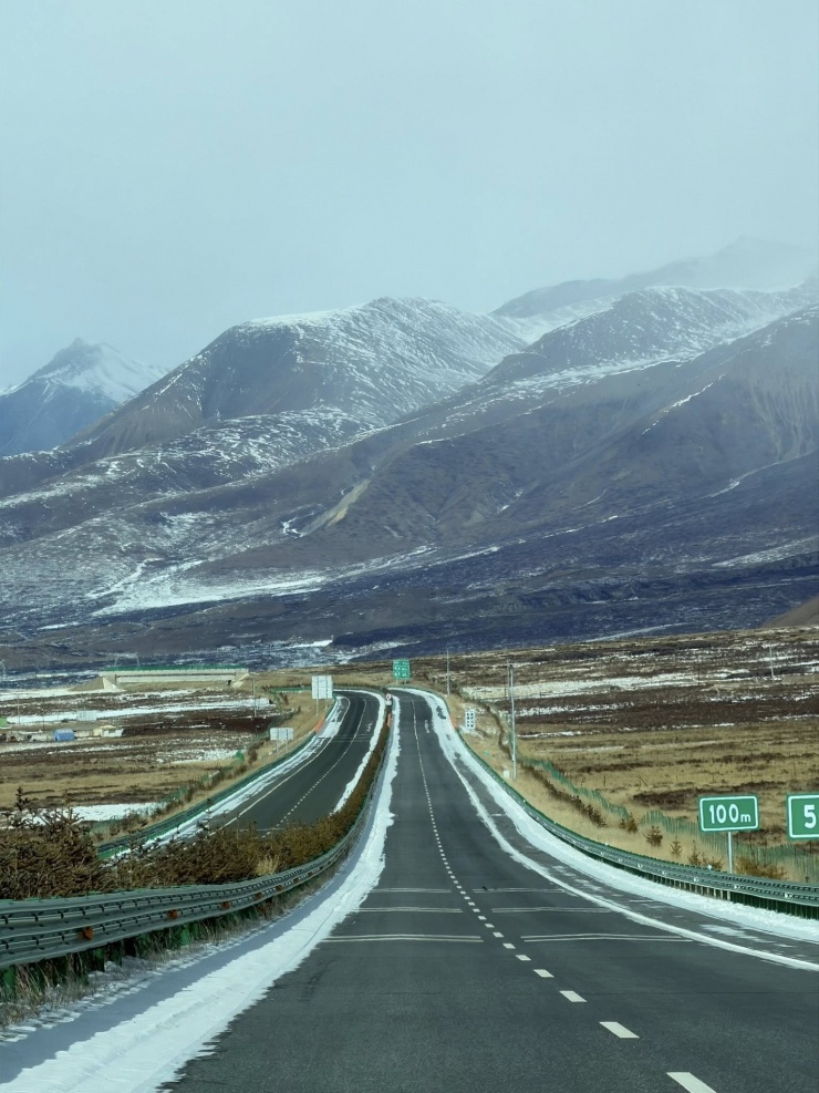 Những con đường cao tốc nhiều băng tuyết