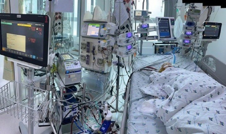 Bệnh nhi mắc tay chân miệng rất nặng được các bác sĩ áp dụng nhiều kỹ thuật cao cứu sống