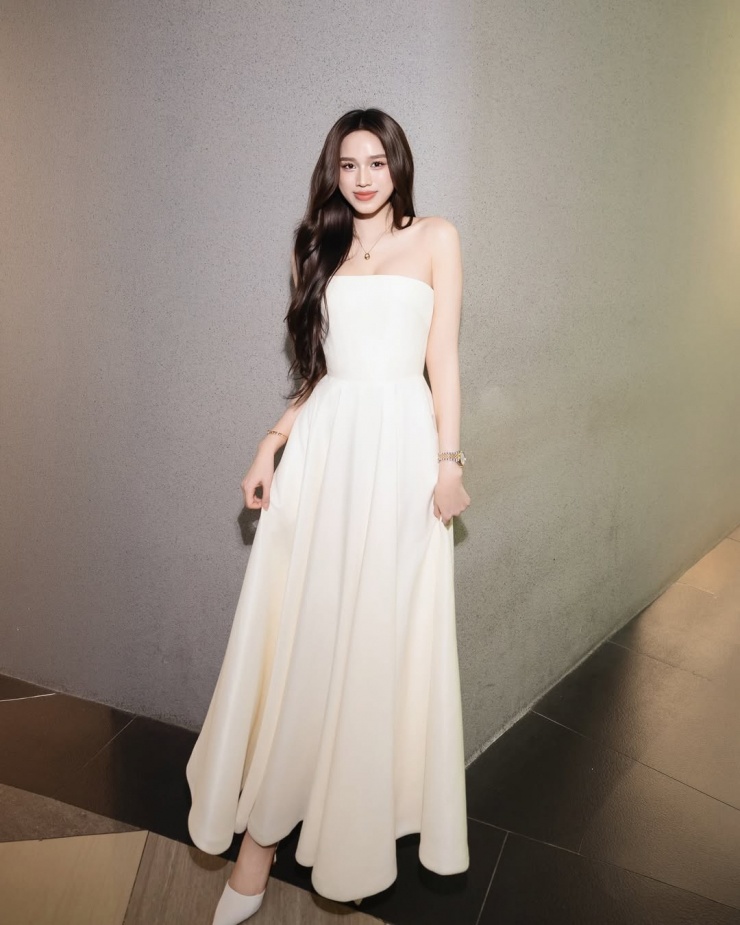 Để ghi dấu ấn giữa dàn khách mời, Đỗ Thị Hà hướng đến hình ảnh thanh lịch với đầm maxi dáng quây tôn vai trần, kết hợp giày cao gót mũi nhọn đồng điệu.