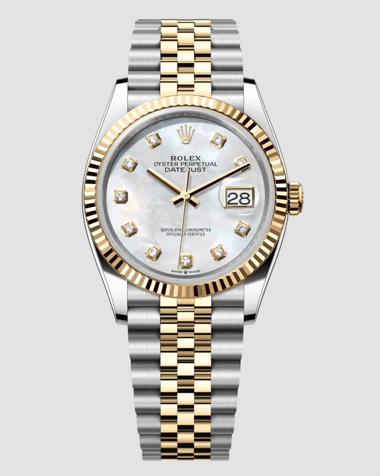 Đắt đỏ nhất trên set đồ của Đỗ Thị Hà là thiết kế Rolex dòng Datejust, được bán ở mức hơn 524 triệu đồng. Tác phẩm làm từ vàng 18K và thép không gỉ, đính kim cương trên mặt xà cừ, sử dụng kính sapphire chống xước và vành khía đặc trưng của thương hiệu Thụy Sĩ. Đồng hồ lên dây cót tự động thông qua rotor Perpetual, có khả năng dự trữ năng lượng khoảng 70 giờ, chống nước ở độ sâu 100 mét.