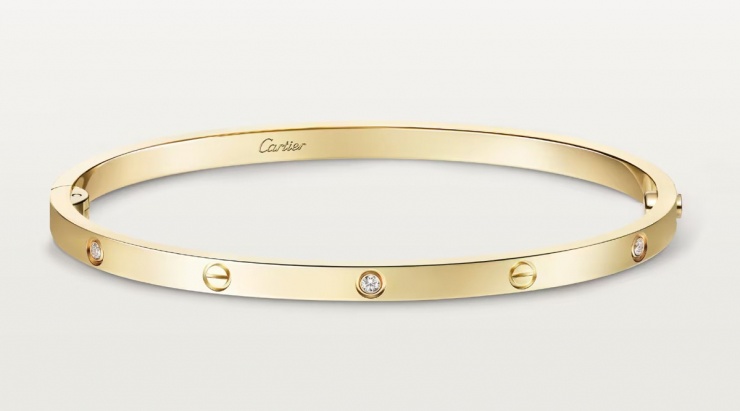 Trên tay phải, mỹ nhân quê Thanh Hóa đeo chiếc vòng Cartier LOVE chất liệu vàng 18K, đính 6 viên kim cương nặng 0,15 carat, trị giá 8.050 USD (hơn 212 triệu đồng).